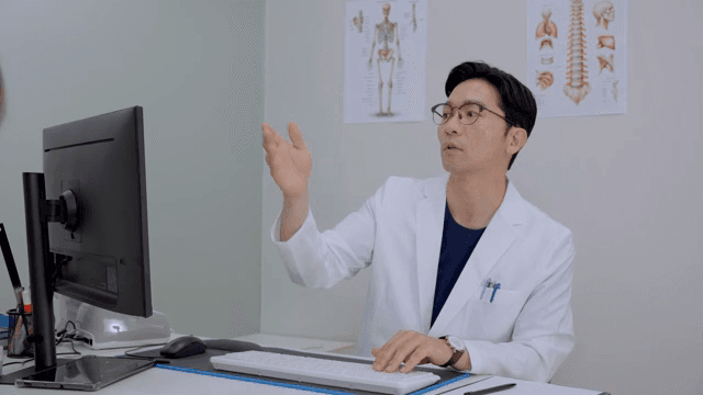 진료실에서 환자와 상담하는 의사