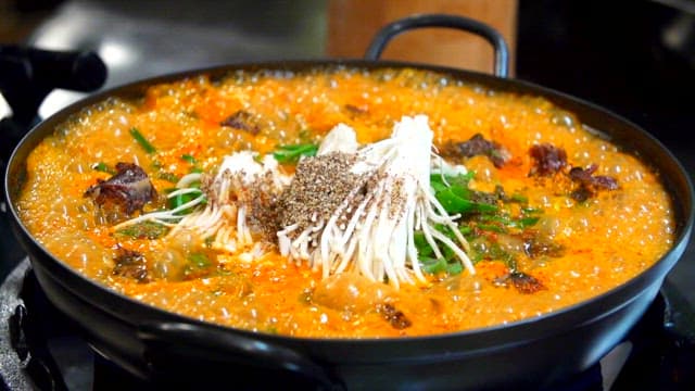 Boiling intestine stew made with sundae, mushrooms, and vegetables