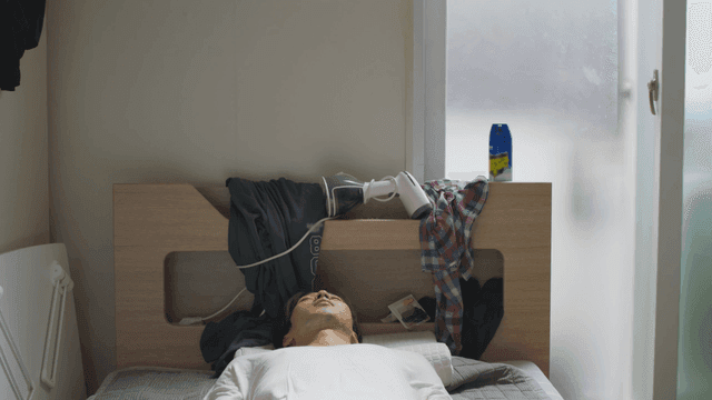 어수선한 침실에서 잠든 남자