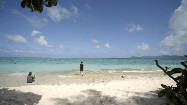 해변에서 바다로 걸어가는 남자