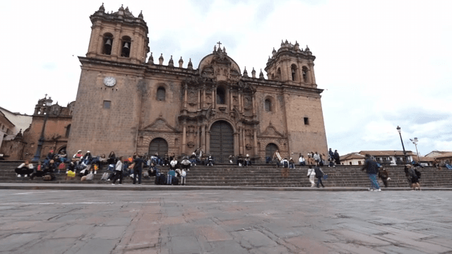 번화한 도시 광장의 역사적인 성당