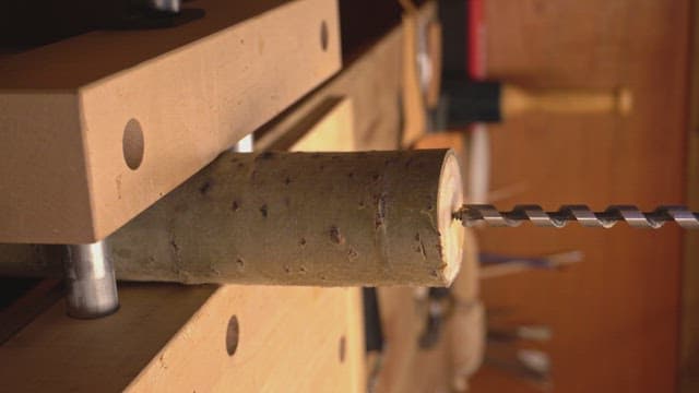 나무 통에 구멍을 뚫는 장면