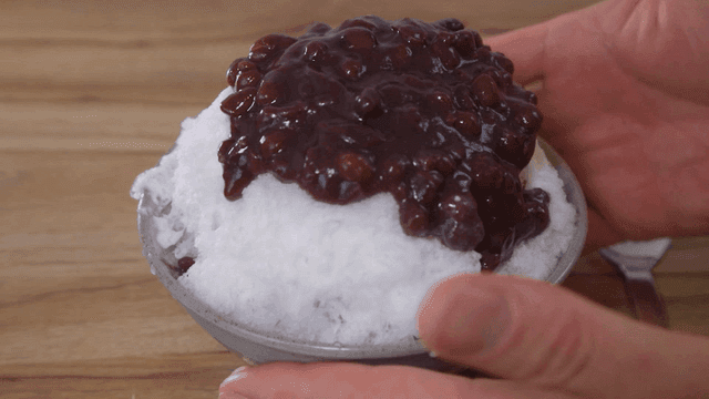 테이블에 서빙되는 팥빙수