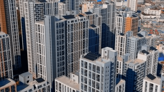 도시의 고층 아파트 건물