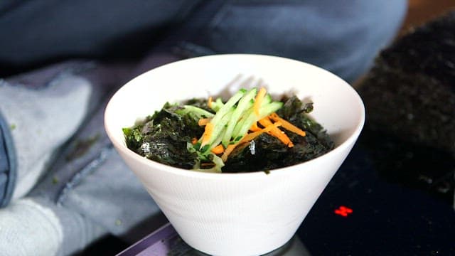 김치와 김이 올라간 맛있는 쫄면