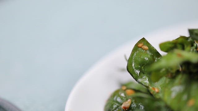 흰 접시에 담긴 시금치 무침