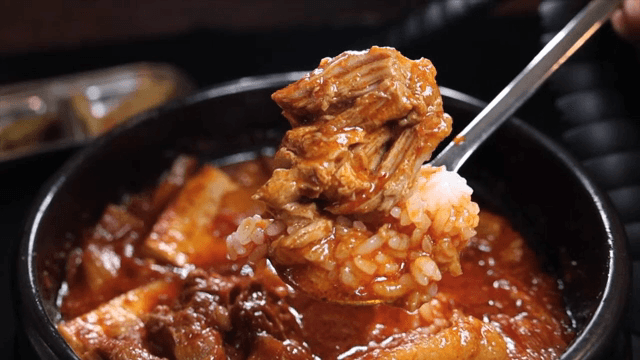 밥 위에 올린 김치찜 고기 한 숟가락