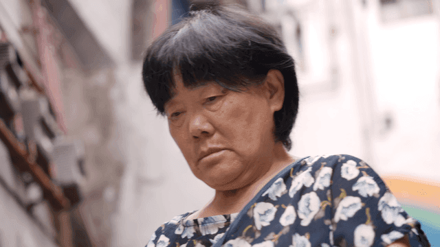 골목길 계단을 내려가는 노인 여성