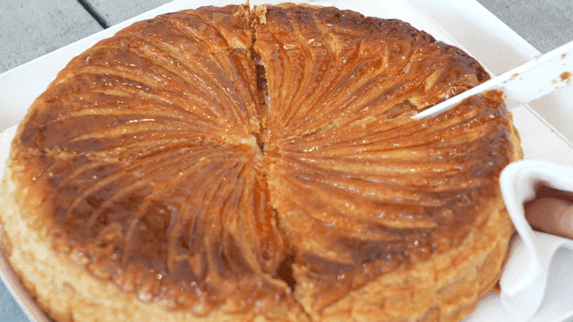 Crispy pie that cuts with bread knife