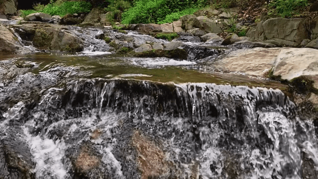바위 위로 흐르는 고요한 시냇물