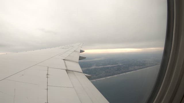 비행 중 비행기 창문에서 내려다 본 항공 전망