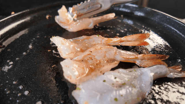 Shrimp cooked on hot iron plate