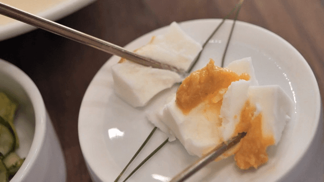 된장 소스가 올라간 두부치즈