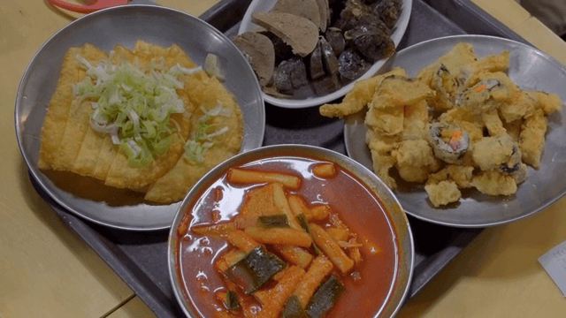 떡볶이와 함께한 한국 길거리 음식