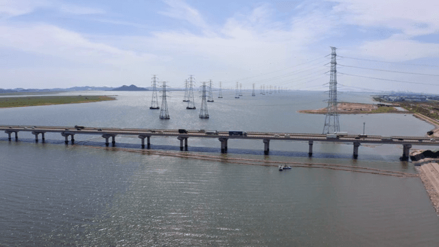 파란 하늘 아래 넓은 강과 다리