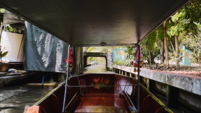 보트를 타고 맑은 날 무성한 열대 우림 사이를 여행하기