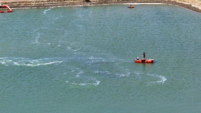 양식장에서 일하는 일꾼