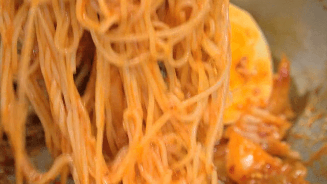 그릇에서 비벼지는 비빔국수
