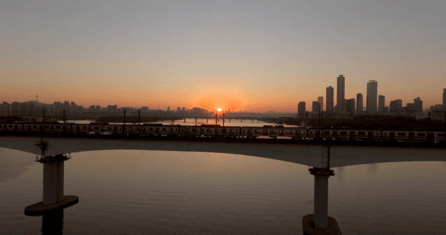 도시 스카이라인과 강 위의 일몰