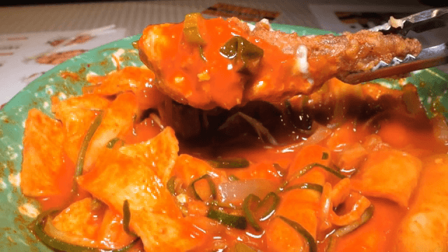 치킨을 떡볶이 국물에 찍어먹기