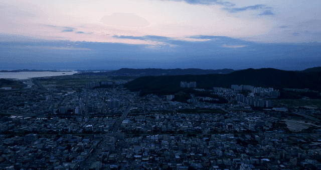 해가 진 산과 도시 풍경