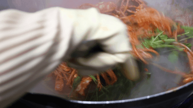 Steamed seafood stir-fried with water parsley