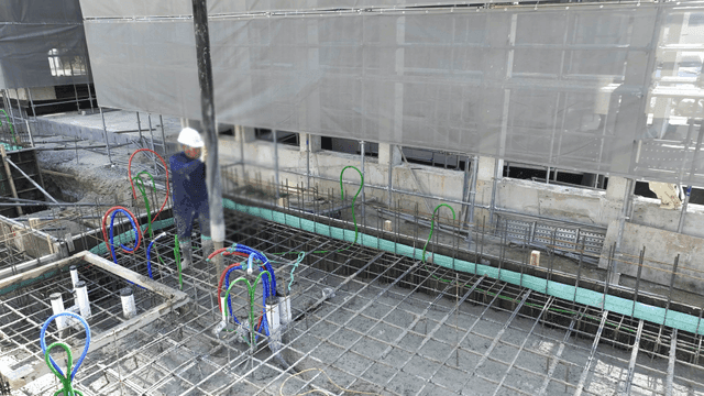 콘크리트를 붓는 건설 작업자들