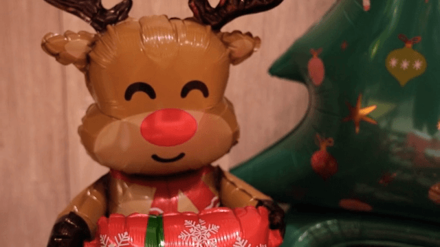 선물 상자를 든 풍선 루돌프