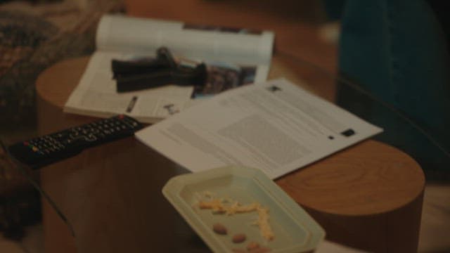 집안의 물건을 급하게 정리하는 여성