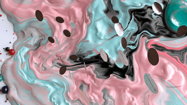 은박이 떨어지는 다채로운 소용돌이 액체 패턴