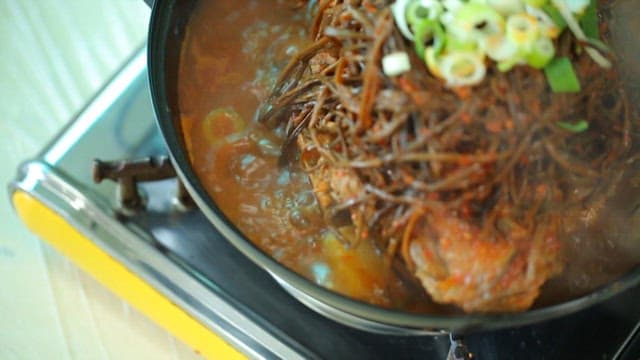 고구마순이 올라간 감자탕 한상