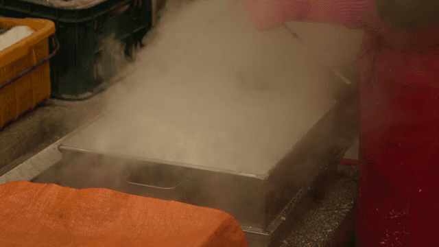 실내에서 음식이 찌고 있는 모습