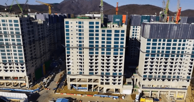 고층 건물 공사 현장