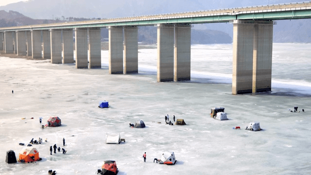 다리 아래에서 얼음 낚시하는 사람들