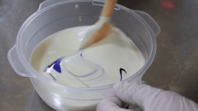 파란색 색소를 섞은 화이트 초콜렛