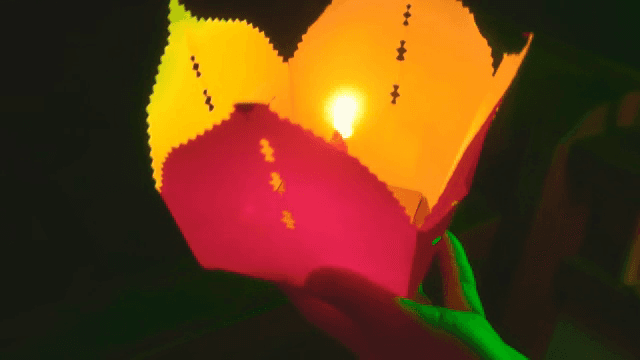 어둠 속에서 들고 있는 빛나는 등불