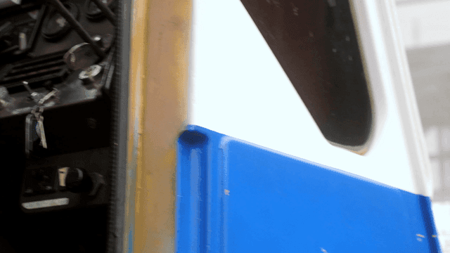 차량 내부가 보이는 건설 현장