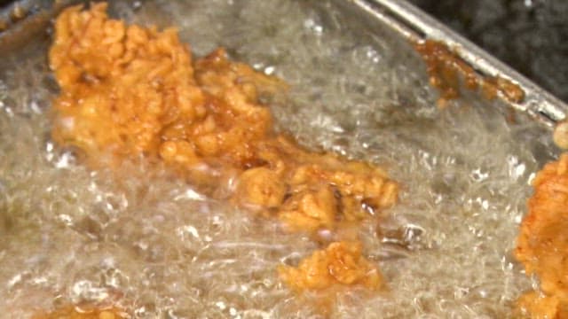 뜨거운 기름에서 튀겨지는 치킨