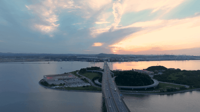 해질녘 바다 위의 다리