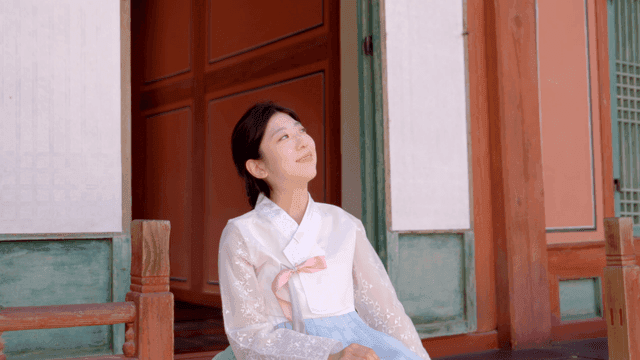 한복을 입고 햇빛을 즐기는 여성
