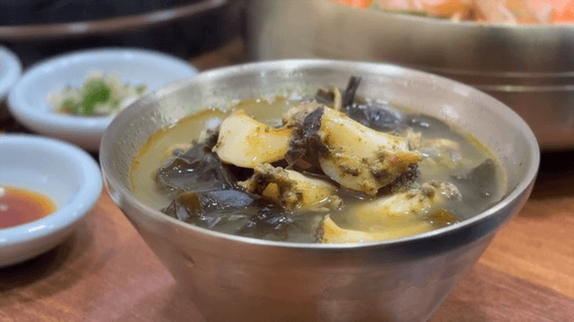 금속 그릇에 담긴 전복 미역국