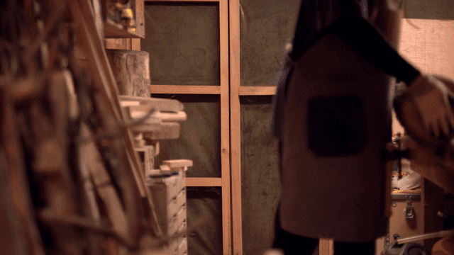 작업장에서 통나무를 나르는 사람