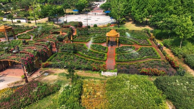 푸른 나무가 보이는 아름다운 수목원