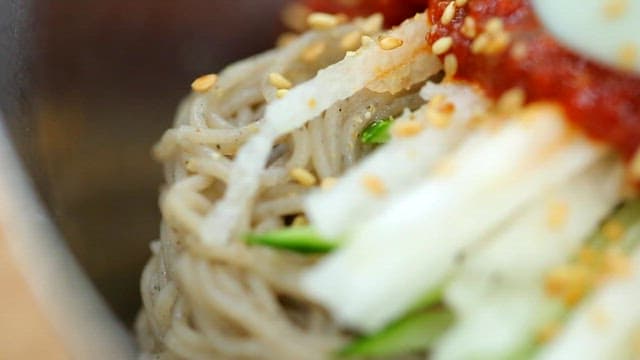 야채와 양념장을 곁들인 비빔냉면