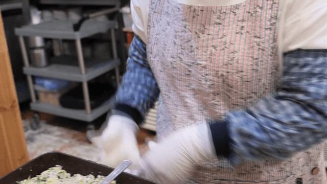 만두 소를 넣어 만두 만들기