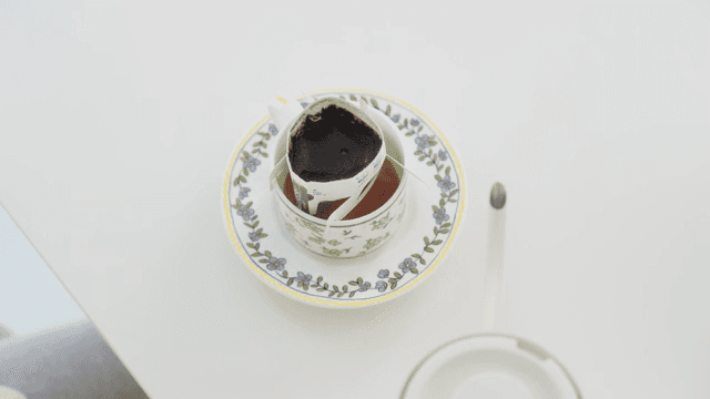 흰색 테이블에서 드립 커피 만들기