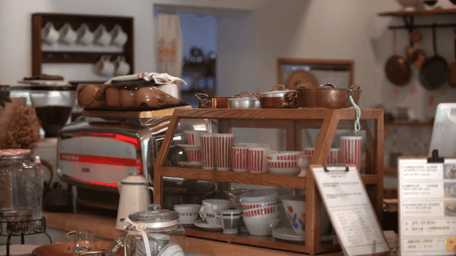 컵과 냄비가 있는 아늑한 카페 내부