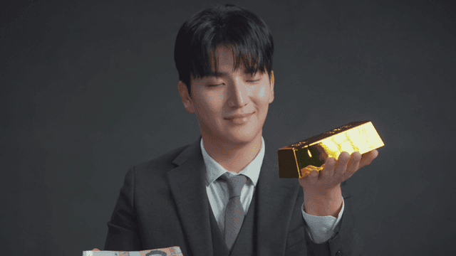 돈과 금을 저울질하는 정장을 입은 남자