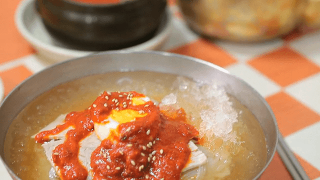 매운 소스를 곁들인 냉면