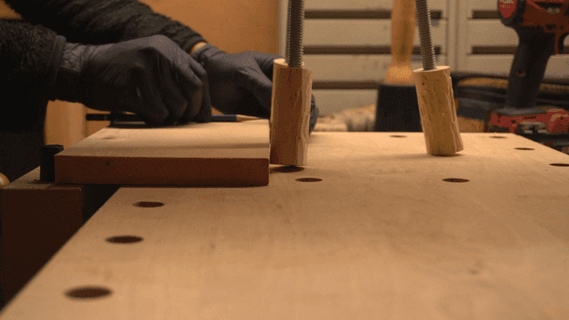 클램프와 도구를 사용한 목공 작업